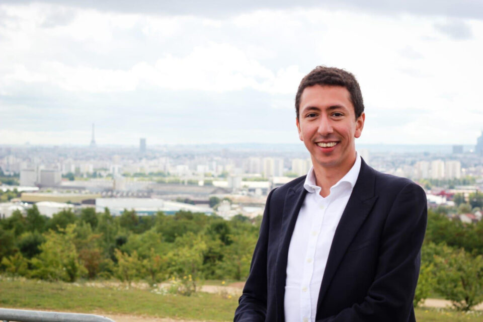 En 2014, Othman Nasrou fait ses premiers pas en politique locale en devenant conseiller municipal à Trappes, une ville de la région parisienne